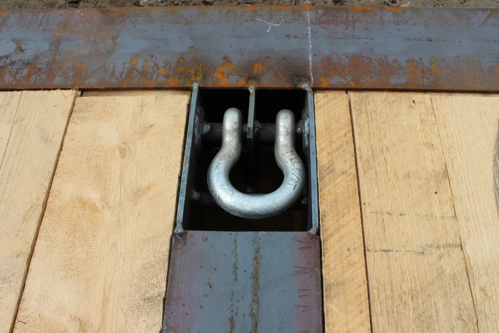 Shackle installed in a rig mat lifting slot