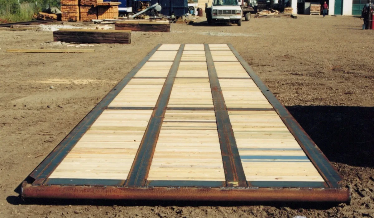 Timber-filled steel rig mat